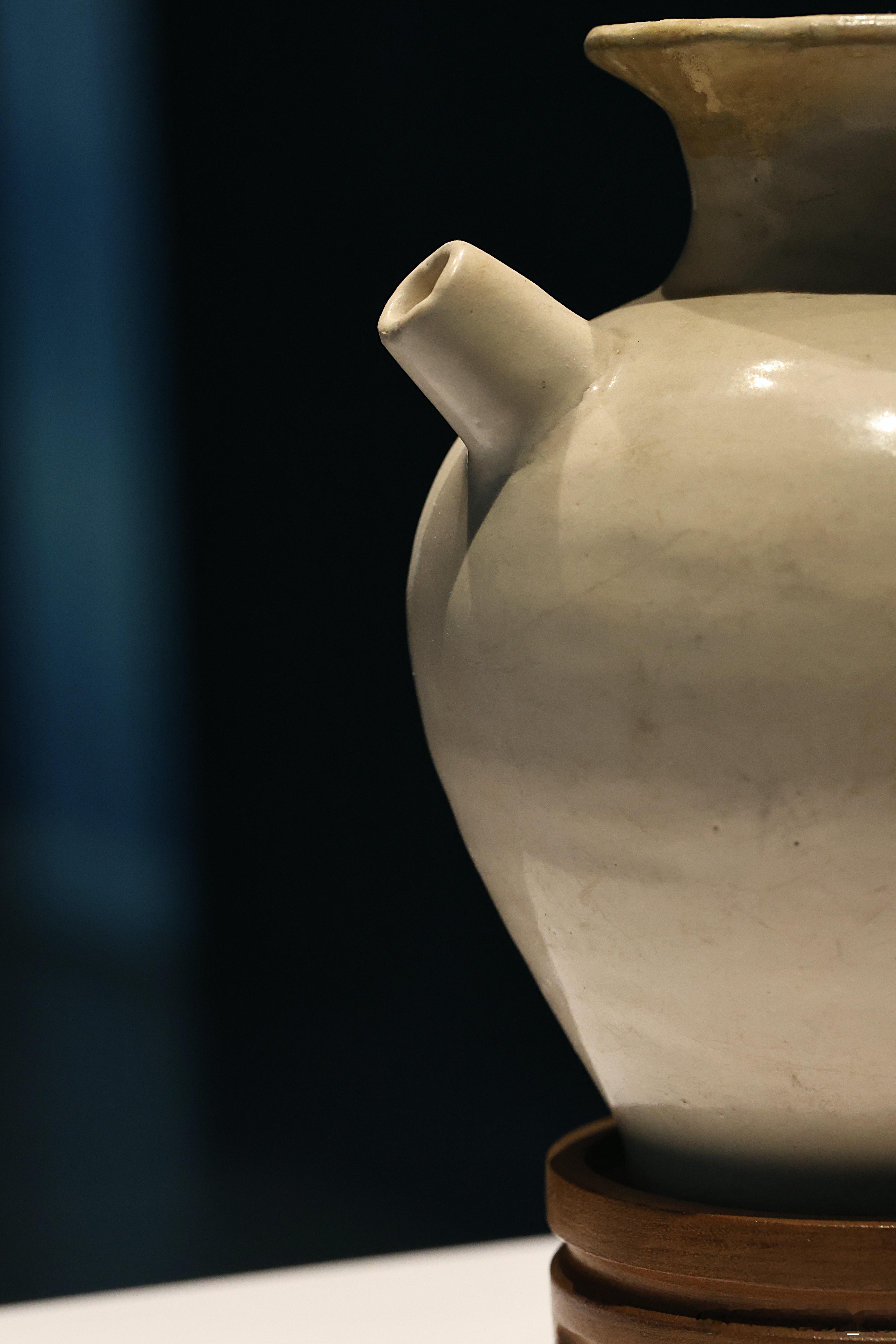 白釉执壶 唐 （618-907年）国家博物馆藏1958年河南三门峡陕州区出土。此