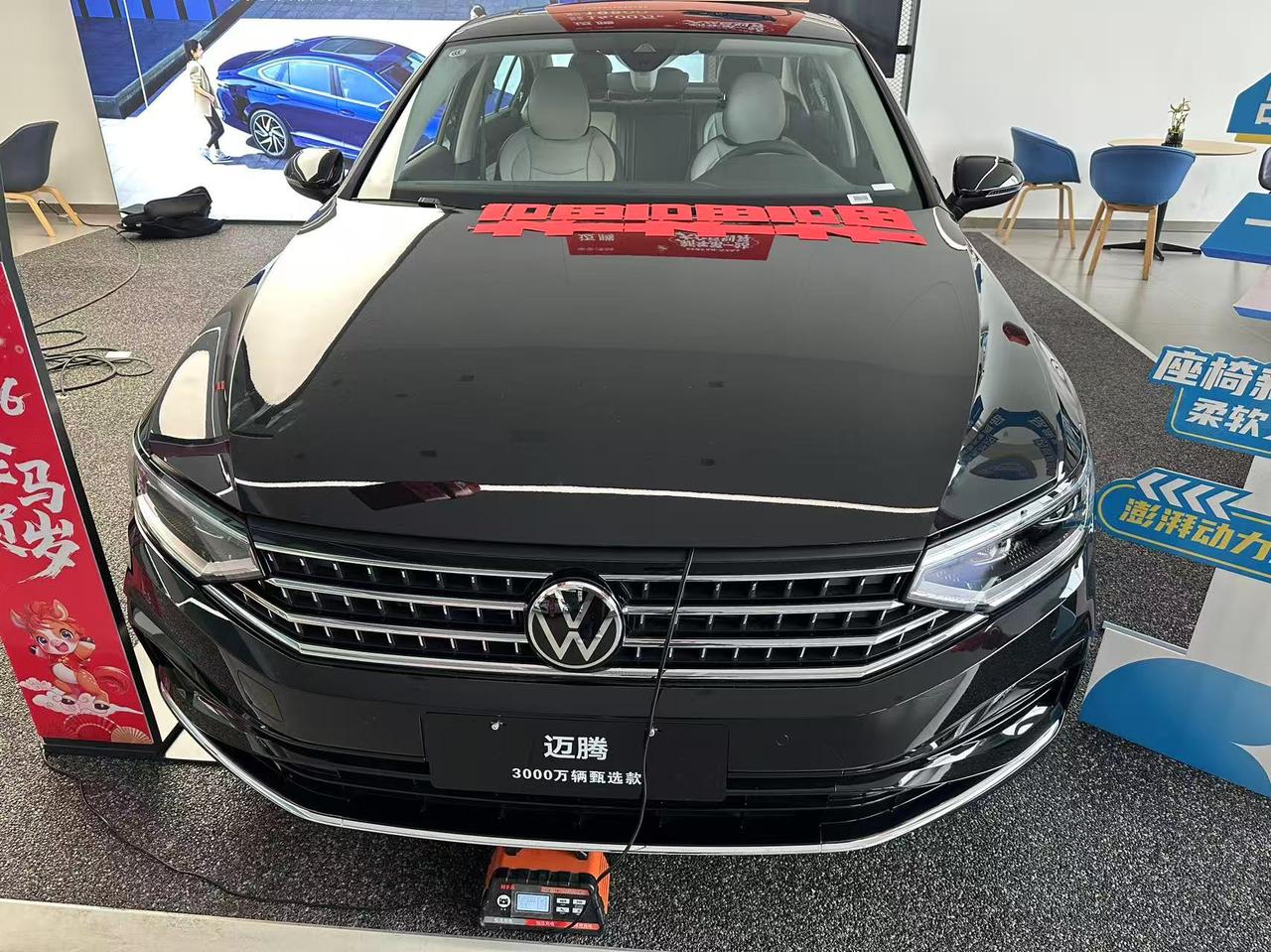 原本是来看CC的，结果4S店没有，只能看看大众迈腾B8了。
外观有一说一，迈腾B