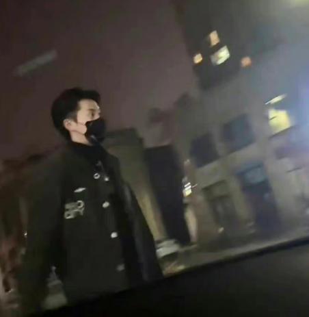 王鹤棣昨天回乐山看父母了，他像个普通人一样到处逛街，好多人都偶遇了他，跟他打招呼