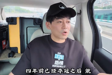 跨越漫长距离奔赴纽约，奔赴自己长久偏爱许久的足球与偶像，这般遵从内心热爱的模样，