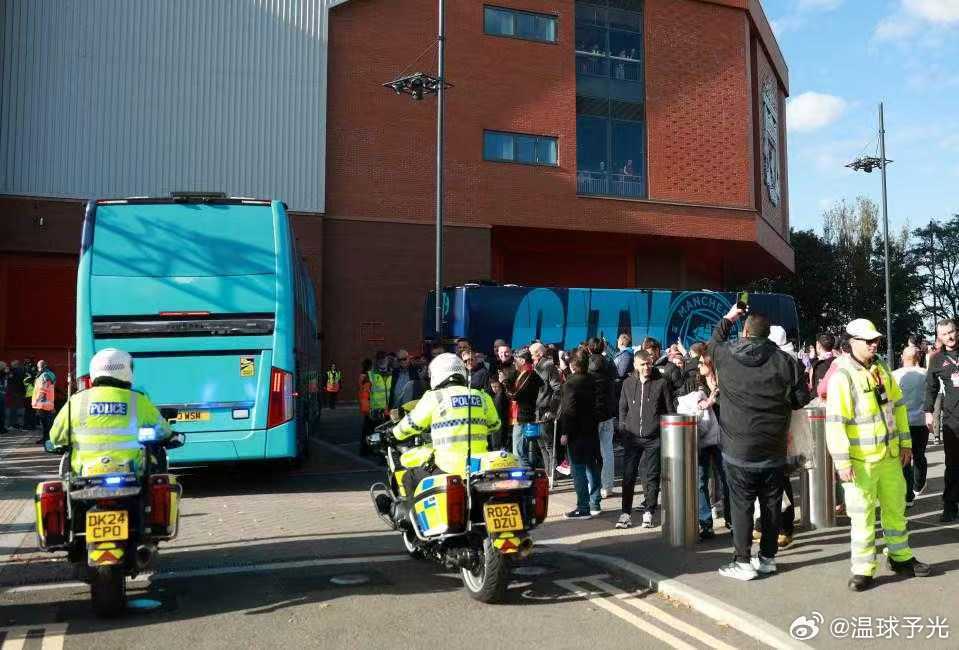曼晚：曼城3-0客胜利物浦赛后两队球迷爆发冲突，警方介入足球曼城 利物浦和曼城球