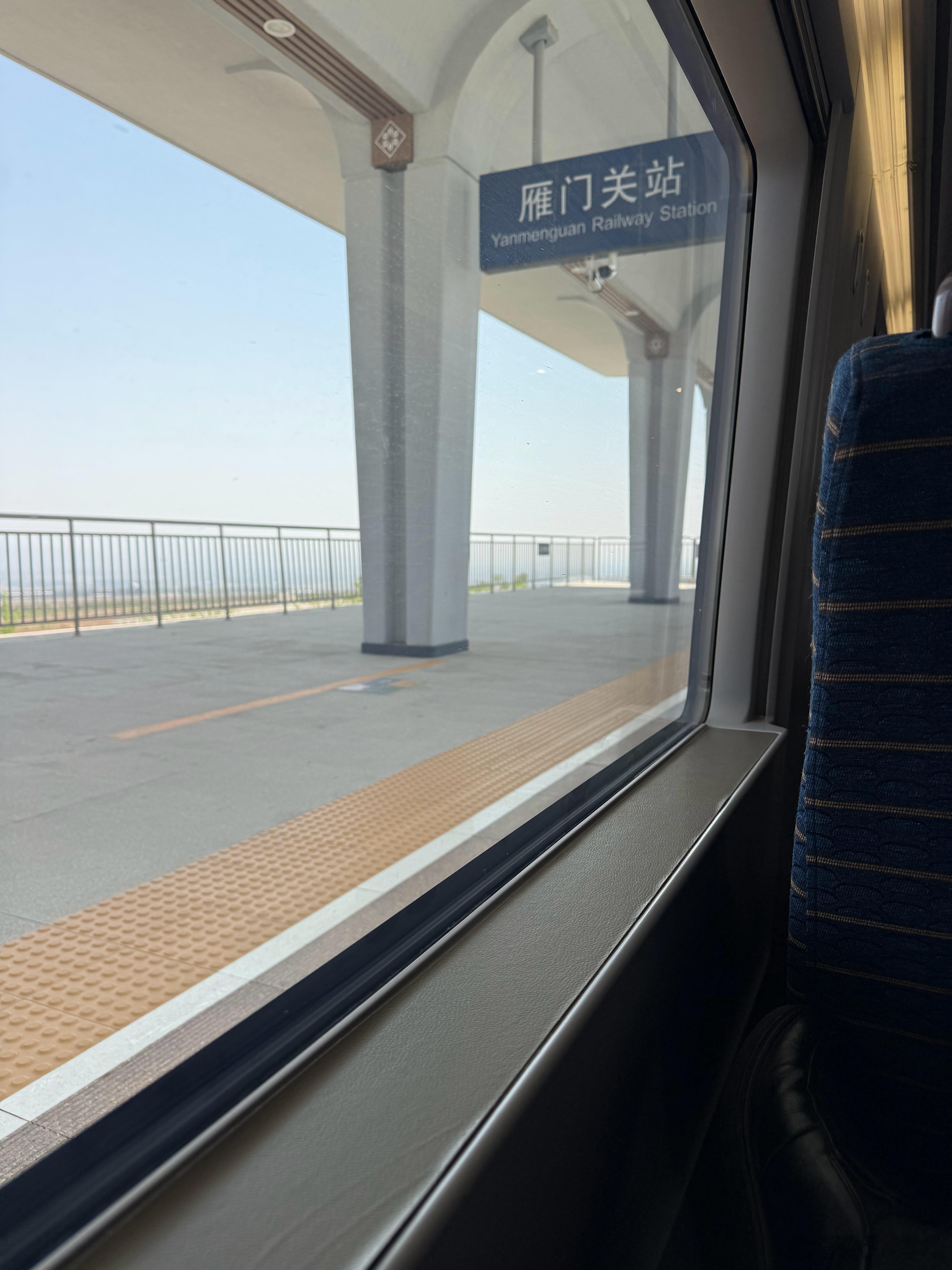 这个动车组窗台设计很人性化，方便放东西。有一种车设计故意不方便放东西的，设计师要