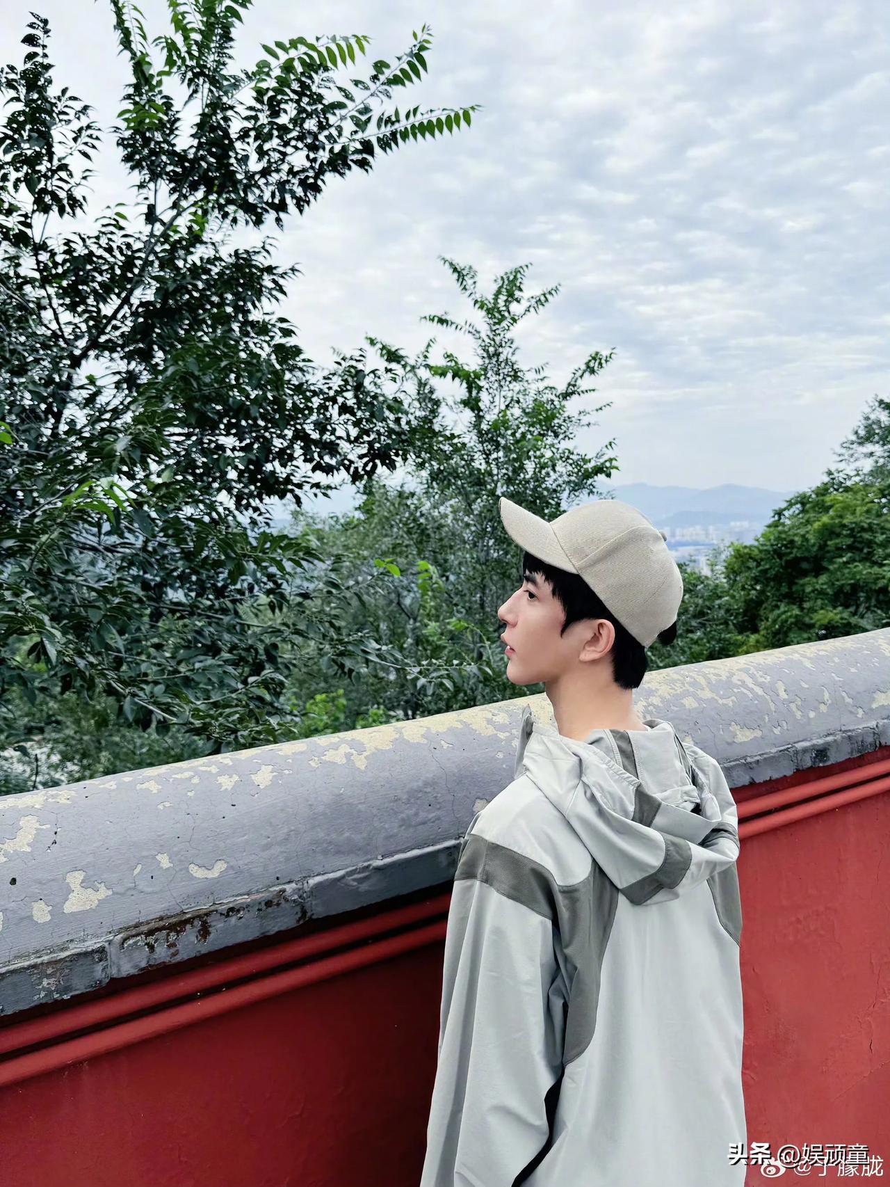 于朦胧事件提醒我们一件事情！
一个明星突然很久没有露面。也没有作品，好的情况下，