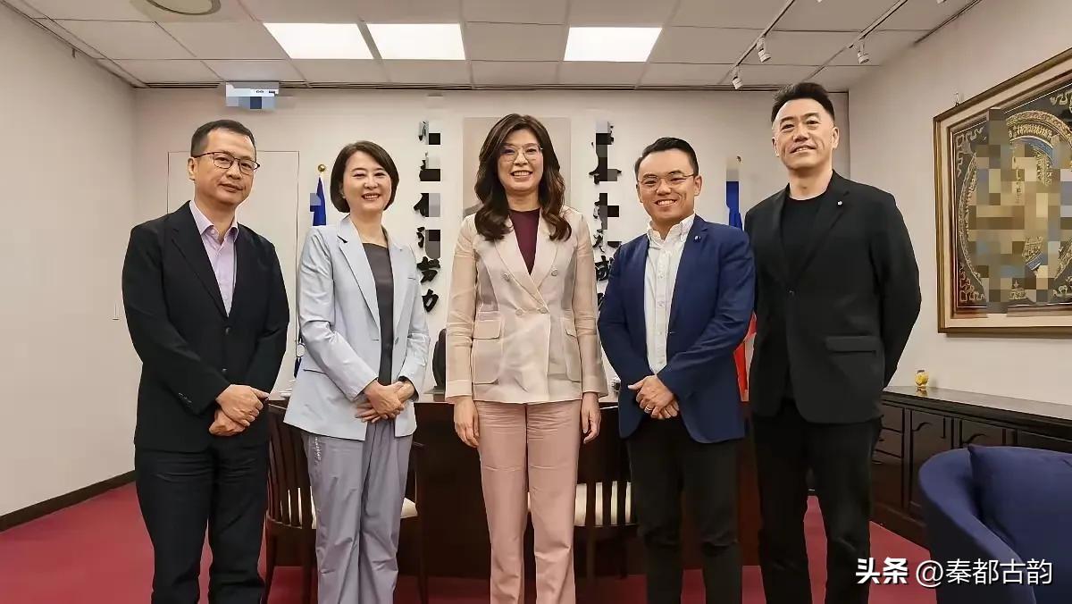 台湾地区政坛大反转！中国国民党态度突变，三大公投正式三箭齐发
 
台湾地区政坛最