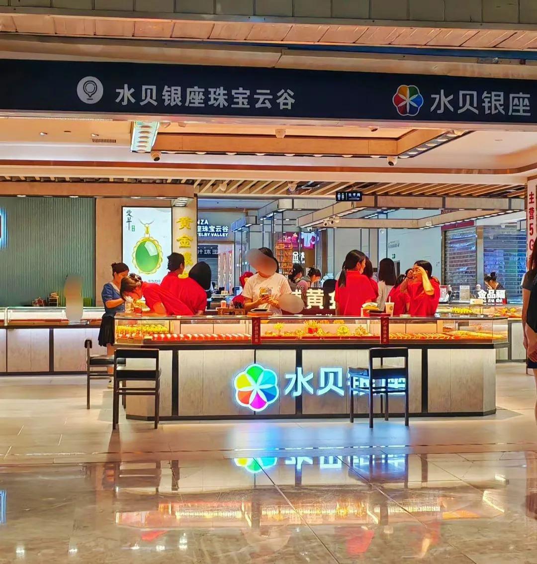 这个七夕，作为所谓『舔狗经济』珠宝行业半从业者之一，发现确实有变化了。

一是钻