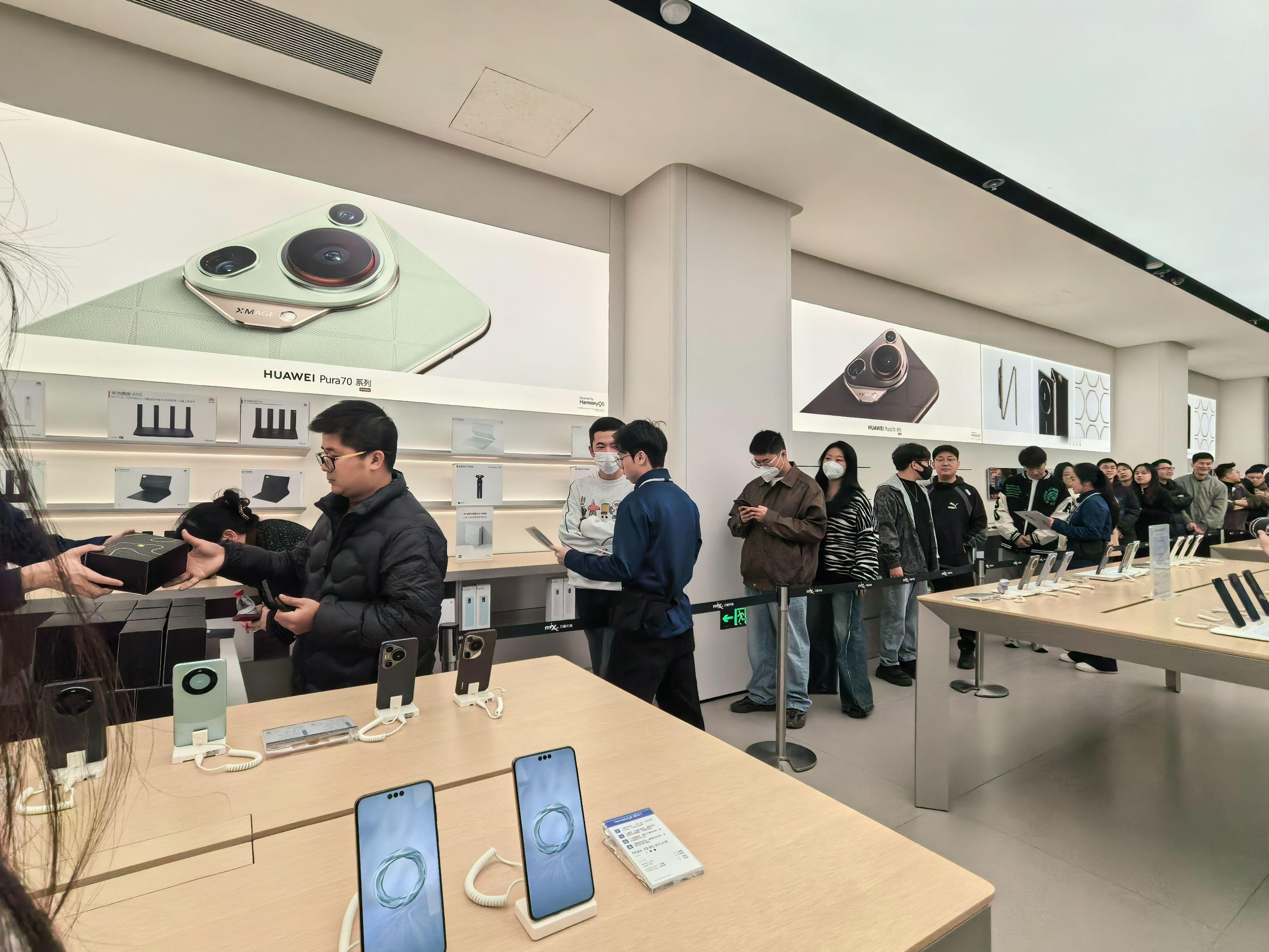 全国多地华为门店抢购Mate70 华为Mate 70系列这也太火爆了吧。12月4