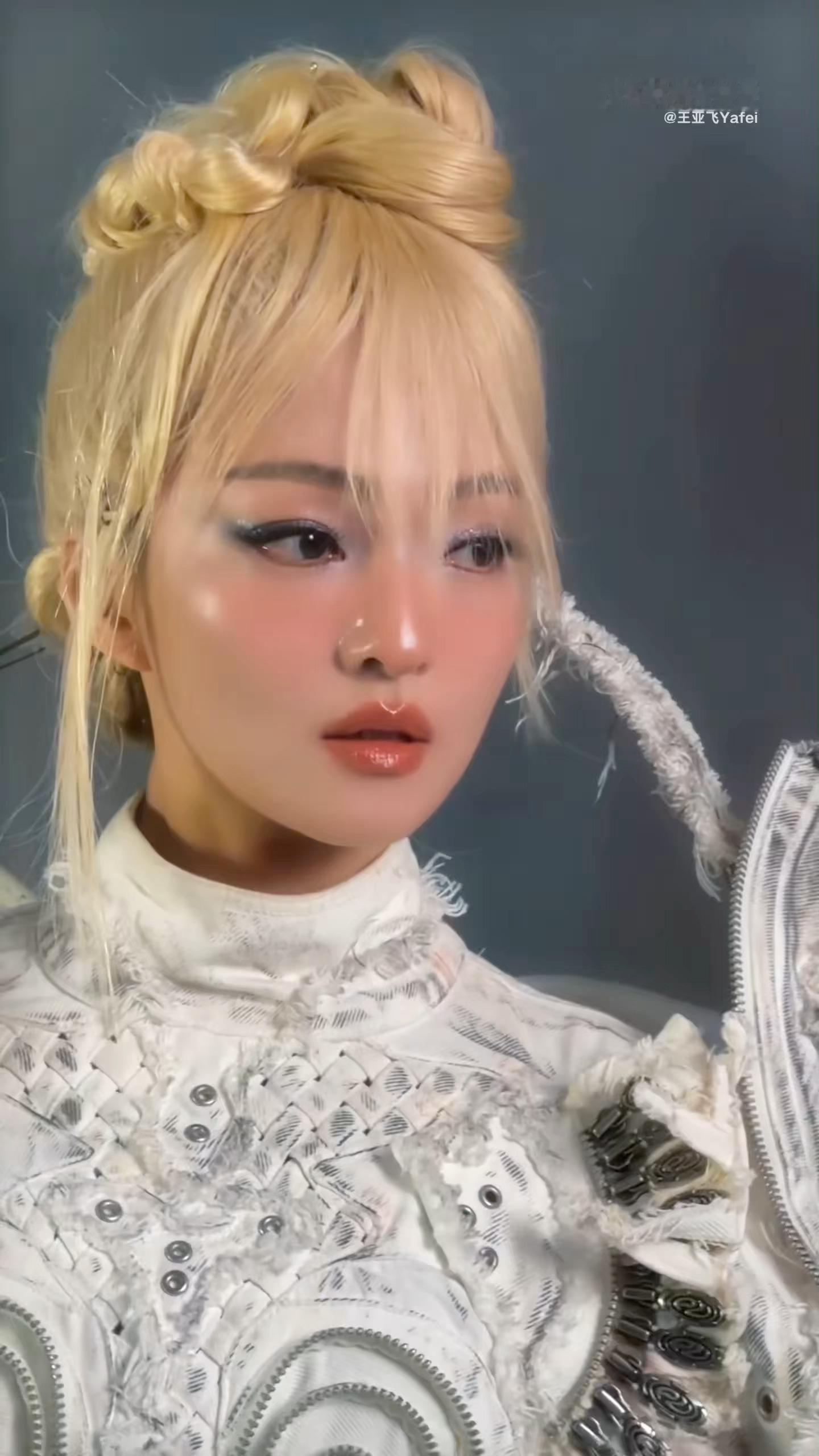 王亚飞给张韶涵化的银翼战姬妆 银翼战姬妆配张韶涵的眼睛，像会发光。姐姐果然什么风