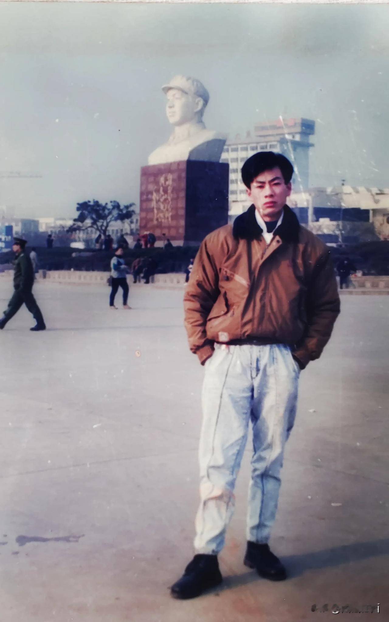  山东省泰安火车站的雷锋像相信很多泰安人都还记得。1994年，泰安市在泰安火车站