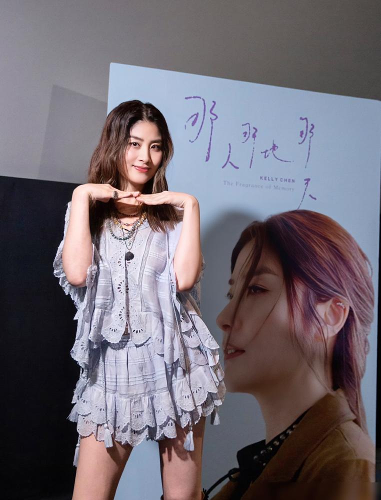 53岁天后陈慧琳，竟当着全世界的面，把亲生儿子骂成了“丑到呕的蚱蜢”，还爆料17