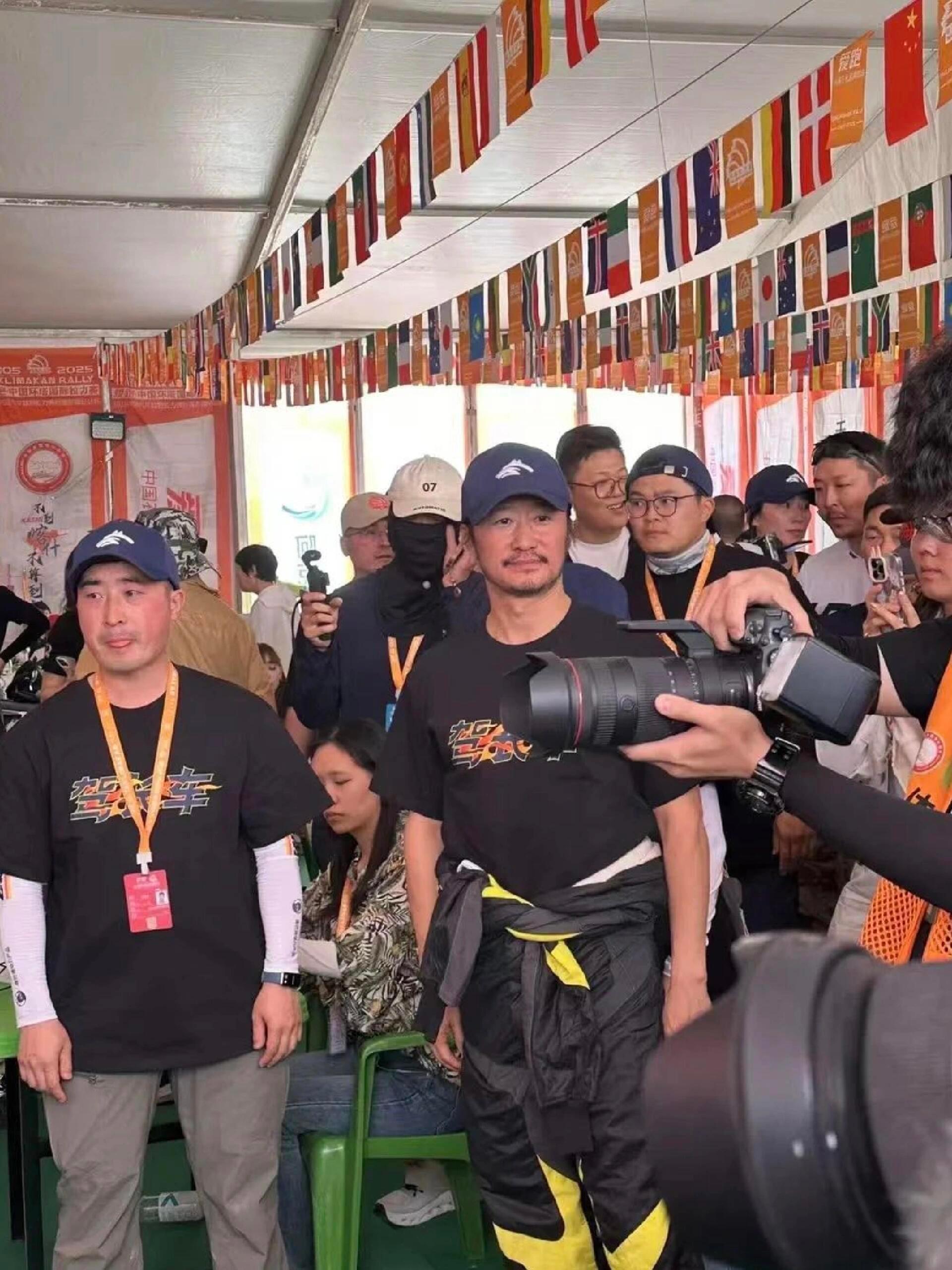 吴京 你看又要传绯闻了两个人也太有梗了吧别说两个硬汉风的人组合在一起也太养眼睛了