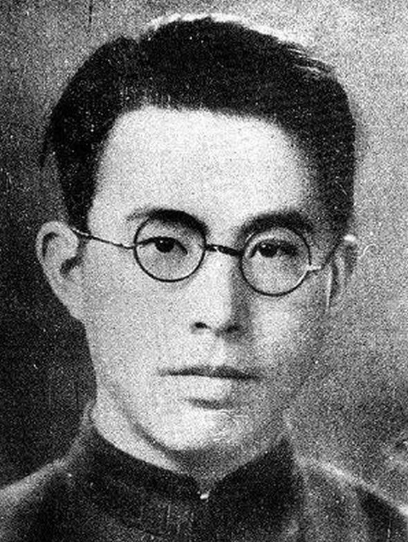 1942年7月29日，日本宪兵司令部四楼一间审讯室里，看守转身去倒水。窗户没有关