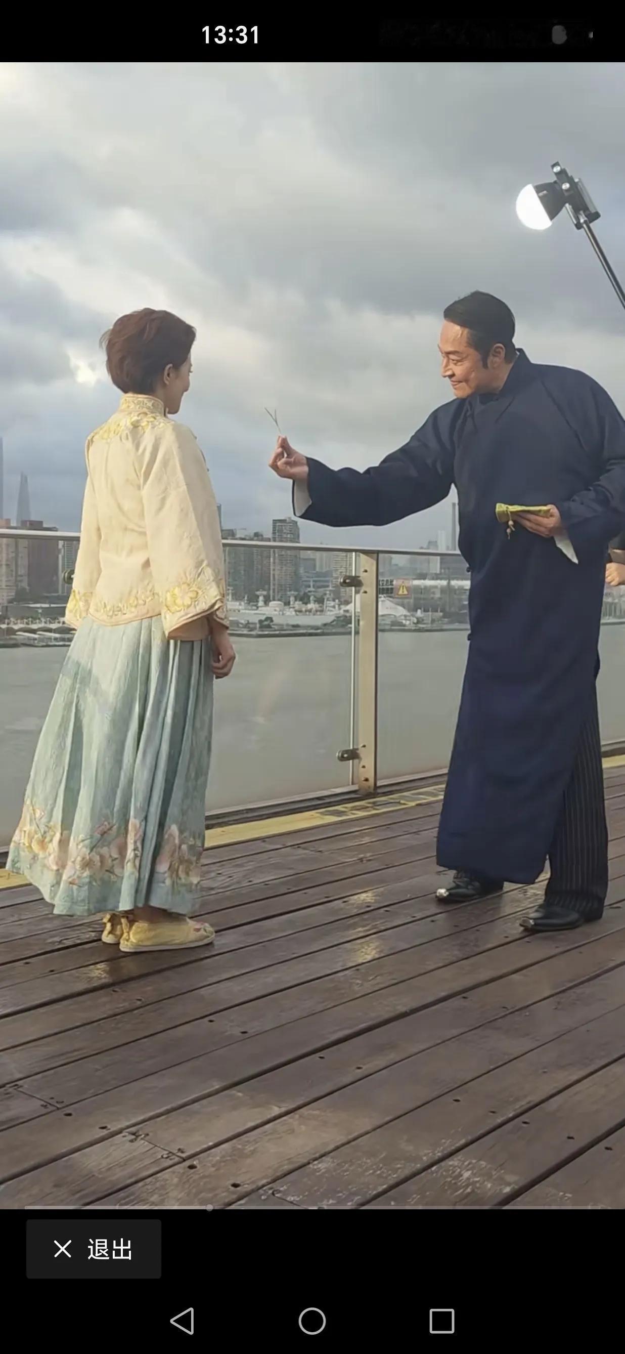 真怕这江风吹得太大了，把马景涛爷爷给吹倒了……