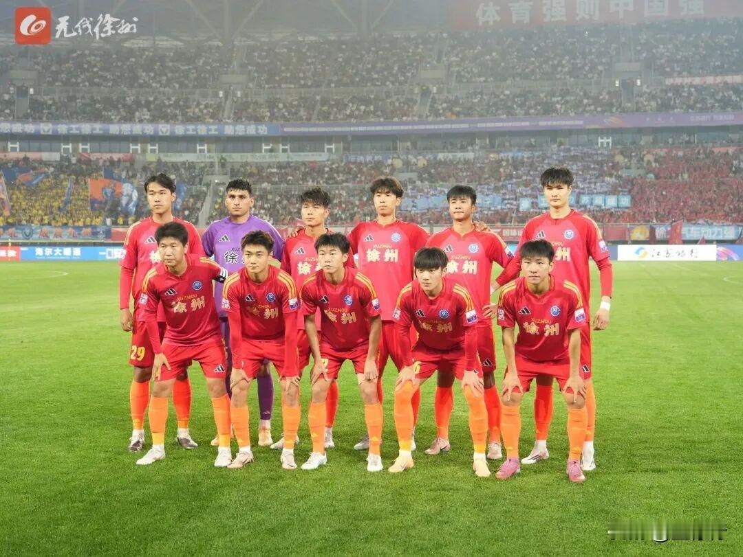 首战告捷。苏超2026年苏超徐州队主场3:0战胜泰州队。徐州队不负众望，勇于进击