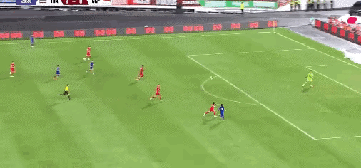 40岁的新加坡门将桑尼全场做出了11次成功扑救，让泰国队35次射门只进了3球，最