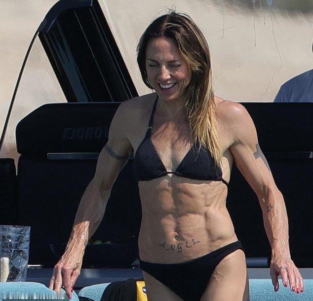 曾经辣妹组合的歌手Melanie C，这也太强壮了吧，我天，肩宽＞胯宽吗？ 