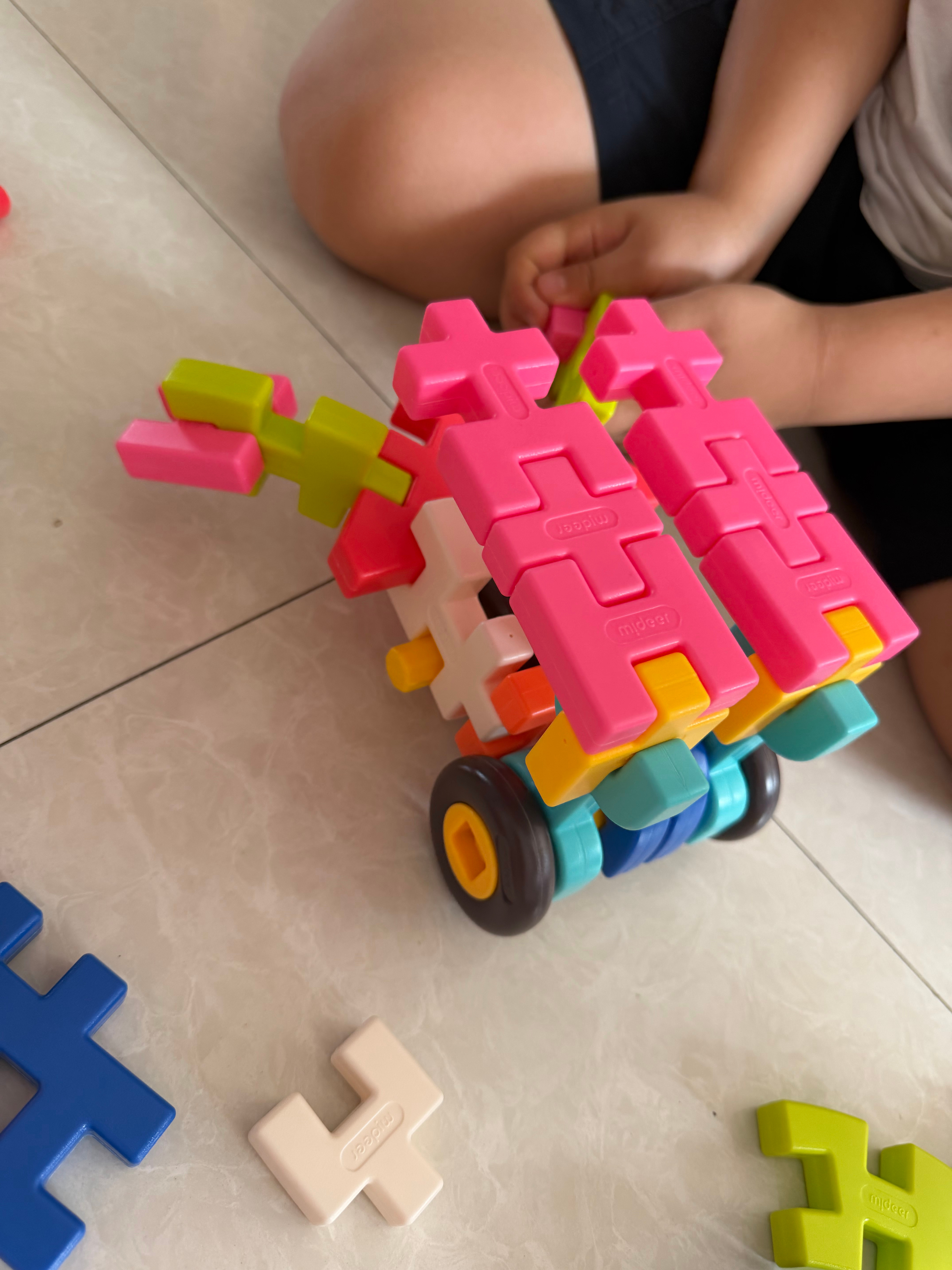 今天买了新玩具，晚上小满可能又要做噩梦了 