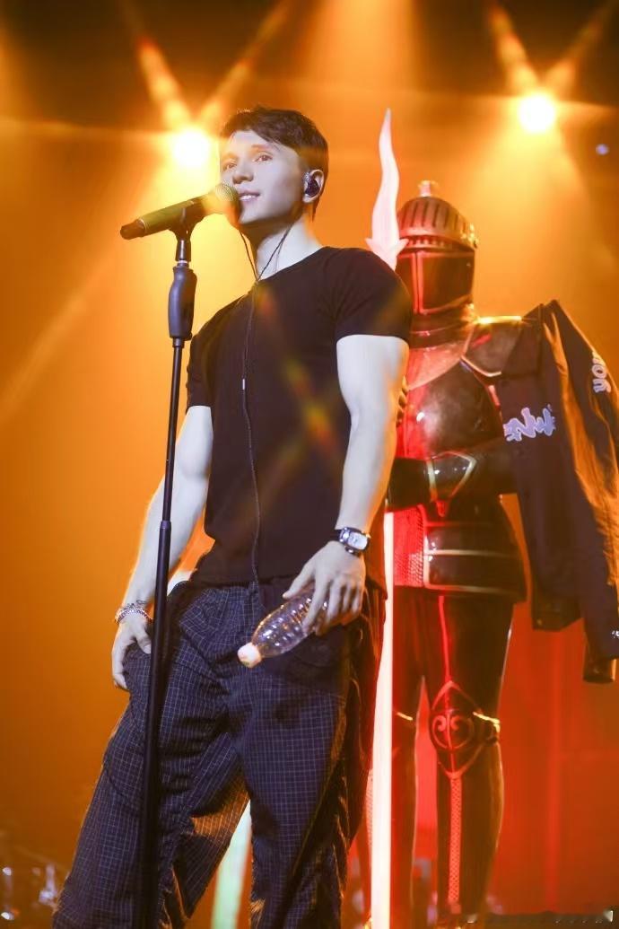 确实有点措不及防了，前一秒哲学思辨，后一秒耳机里炸出桃黑黑，猝不及防被塞广告真的