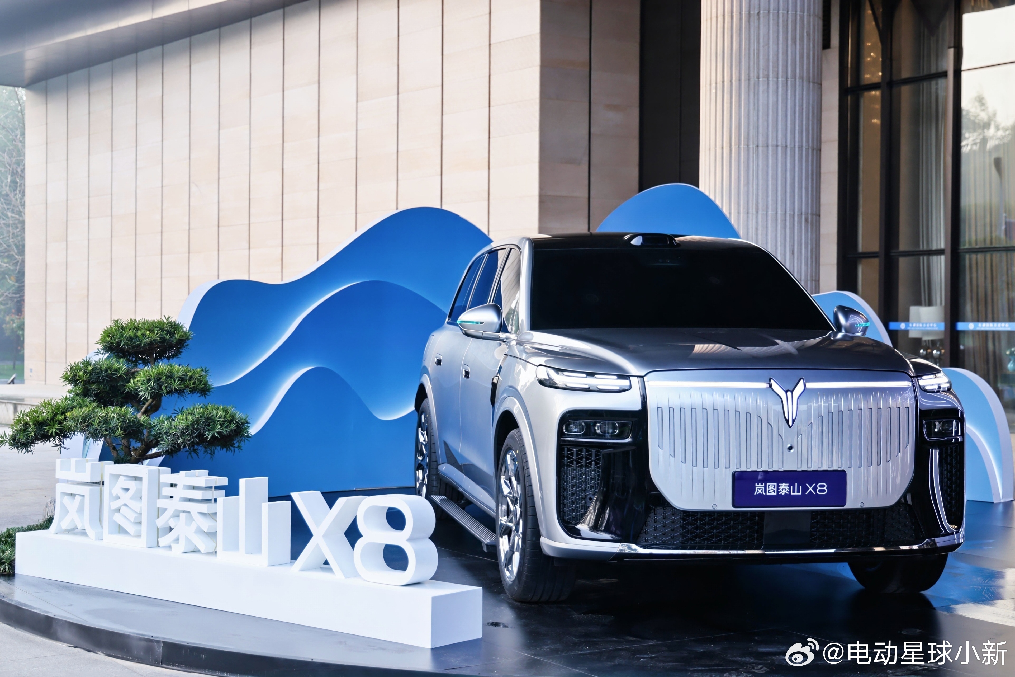 岚图汽车在港交所挂牌上市，成为港股市场首个“央国企高端新能源第一股”岚图泰山 X