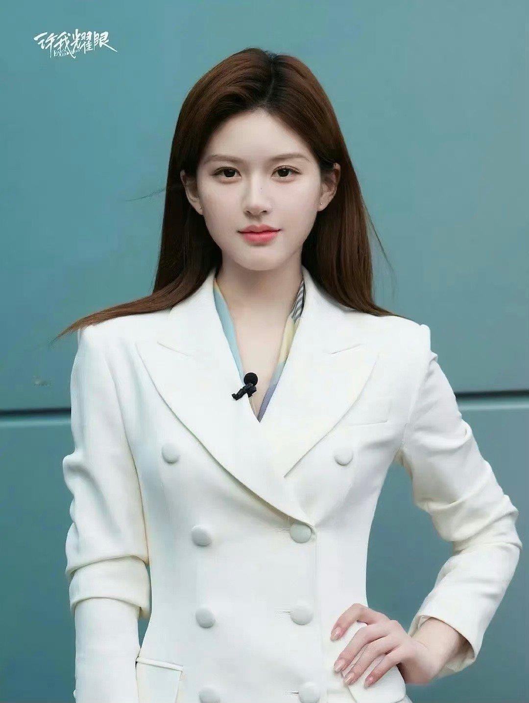 赵露思这两张照片被指撞脸张予曦，你觉得像吗？ ​​​