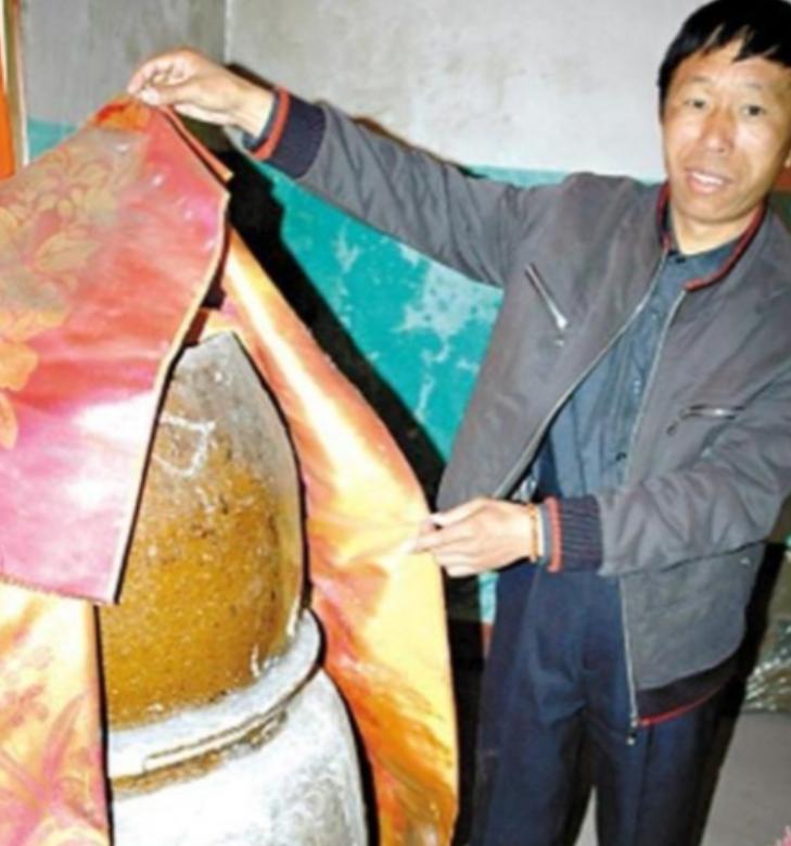 2000年，江西一农民去世后，儿子将父亲遗体放进了大缸。村里人纷纷说儿子不孝，没