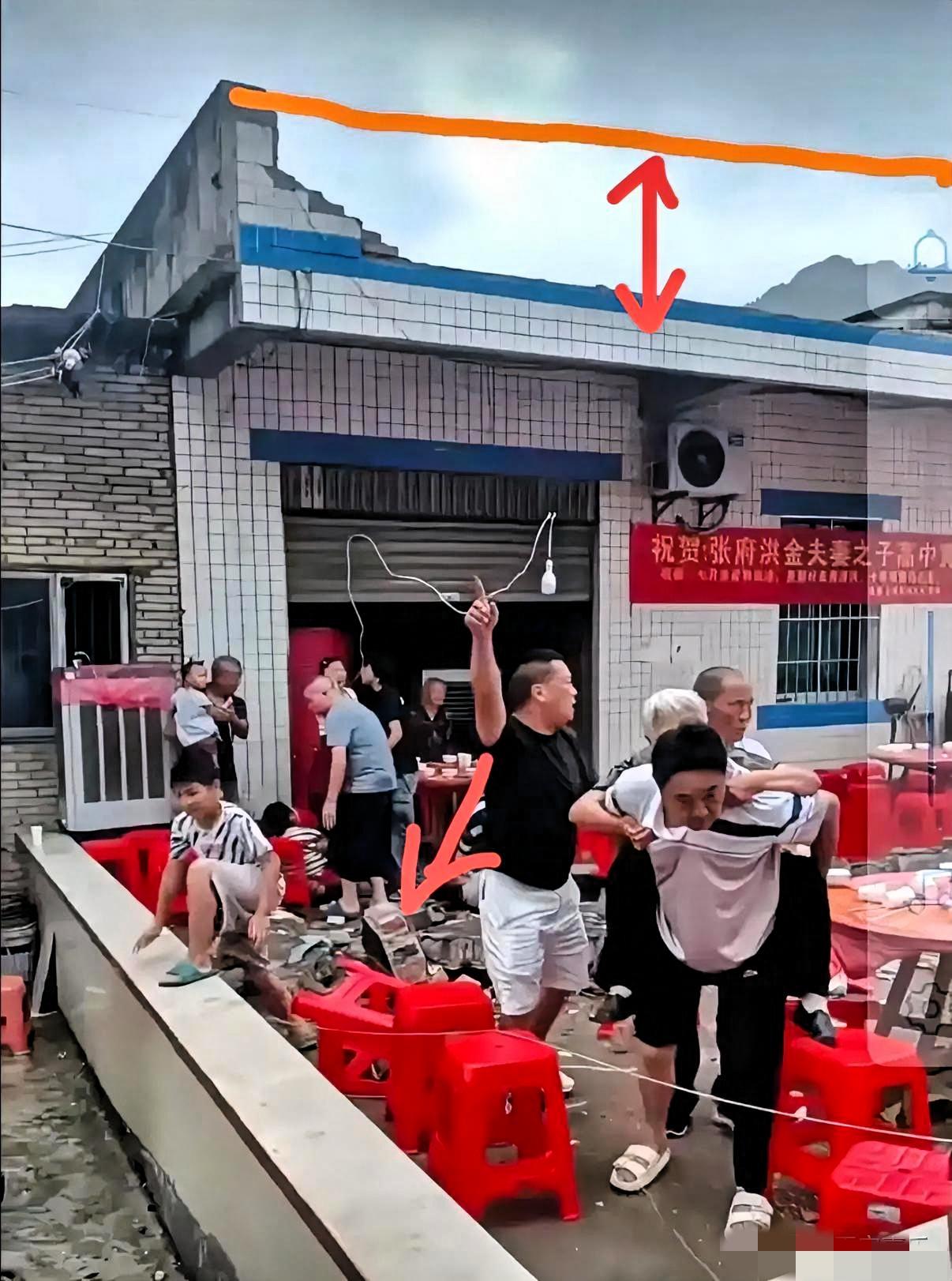 君子不立危墙之下
大家发现没？宜宾升学宴上被砸的大多数人都是坐在了靠近屋檐那一侧