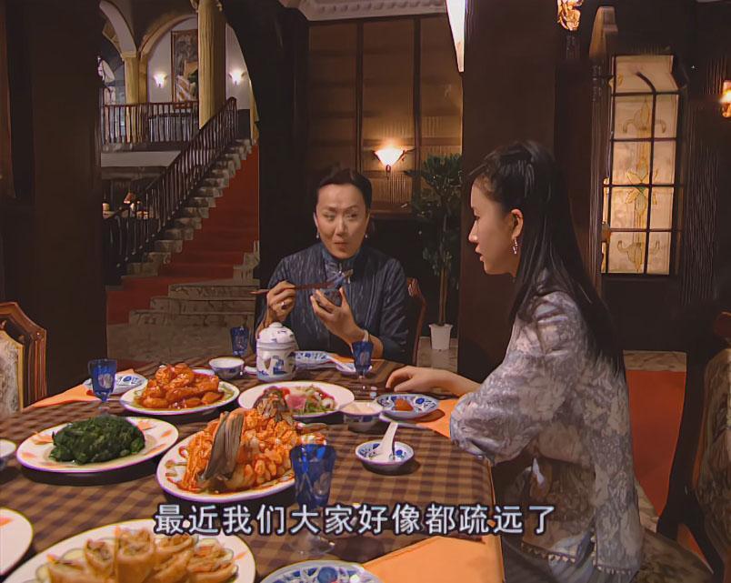 梅丽这套衣服古风古韵拉满，只是领口有点高，对于短脖子大脸的人不太友好。
#金粉世