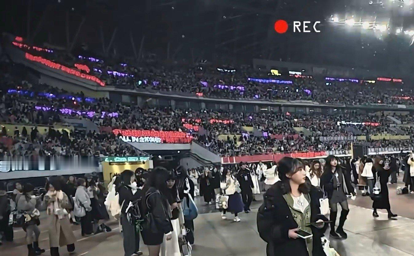 看到满是红色的长灯牌 浩翔：“哇哦！”  举红的意义不就在这吗🥹 