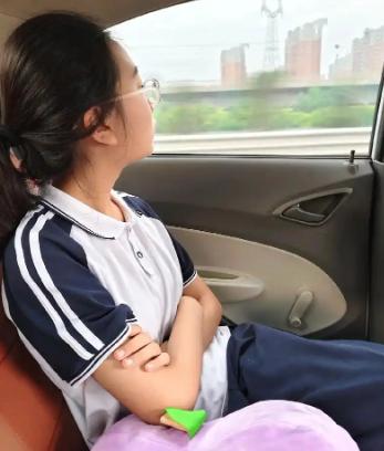 “为什么现在连初中生都要接送？
起初以为只是车多、路远、人贩子吓怕了。
后来才明