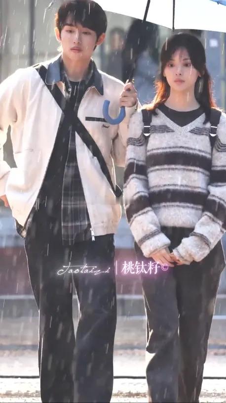 杨超越和董思成主演的《今天是太阳雨》有撑伞路透啦！他俩都是年轻的小花小生，演这种