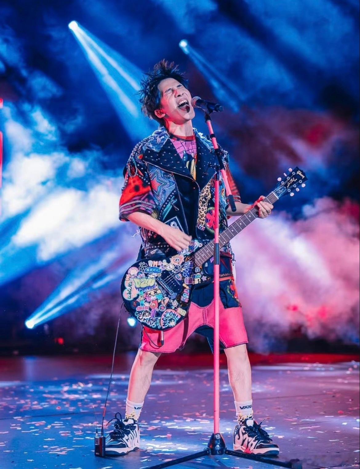 大张伟称老婆是自己的全部 内娱清流！和经纪人老婆多年恩爱，说她是全部不遮掩，这样