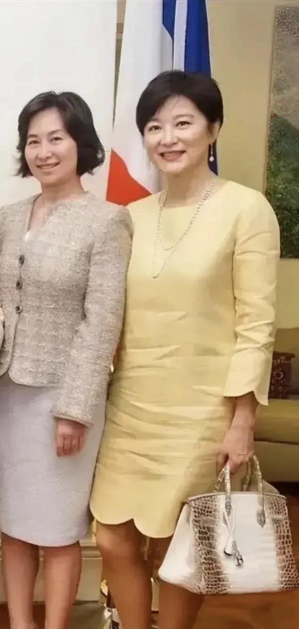 两位美女同框，你觉得谁更有气质！

左边这位穿着时尚，看上去更加霸气，林青霞穿着