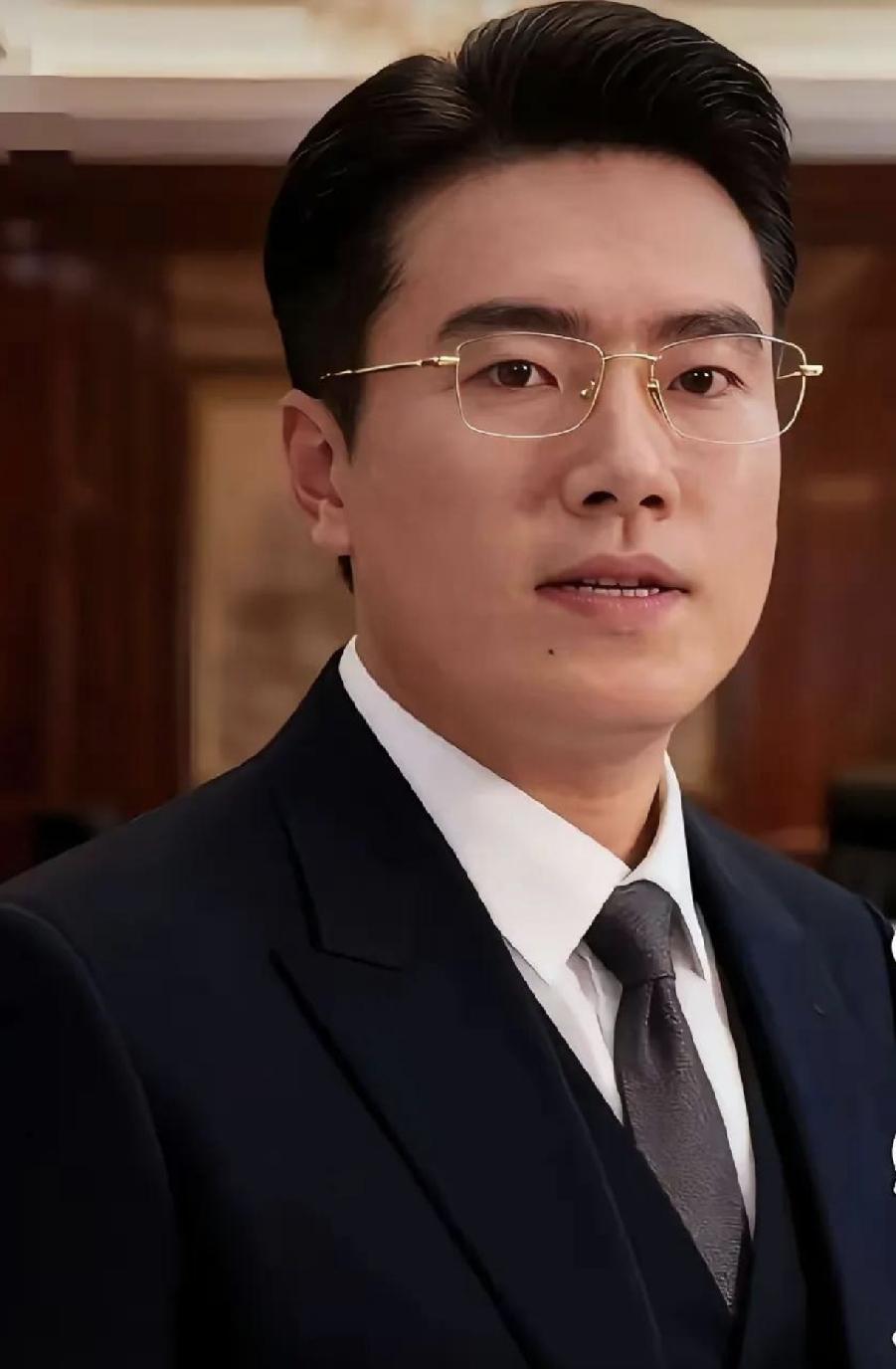 西装一穿，眼镜一戴，这谁能认出他是梁靖崑呀，这和在球场上哪个奋力拼杀的大胖区别也