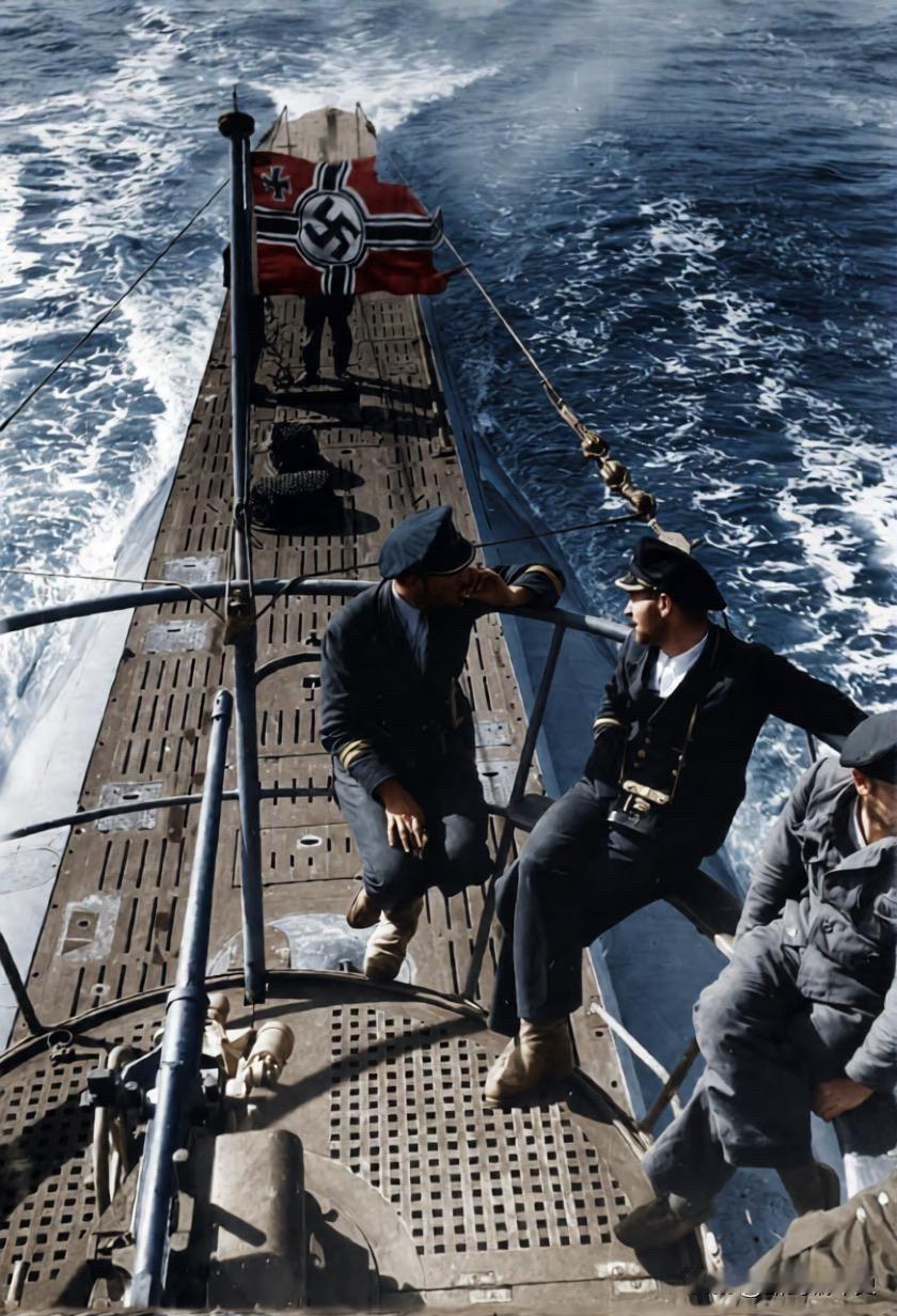 在海面航行的U-48号潜艇。U-48号潜艇是纳粹德国海军VIIB型潜艇，于基尔日