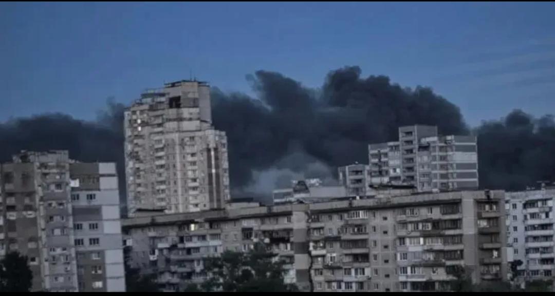 乌克兰方面声称，昨天俄军首次在空袭中使用了超过1000架无人机，型号包括“天竺葵