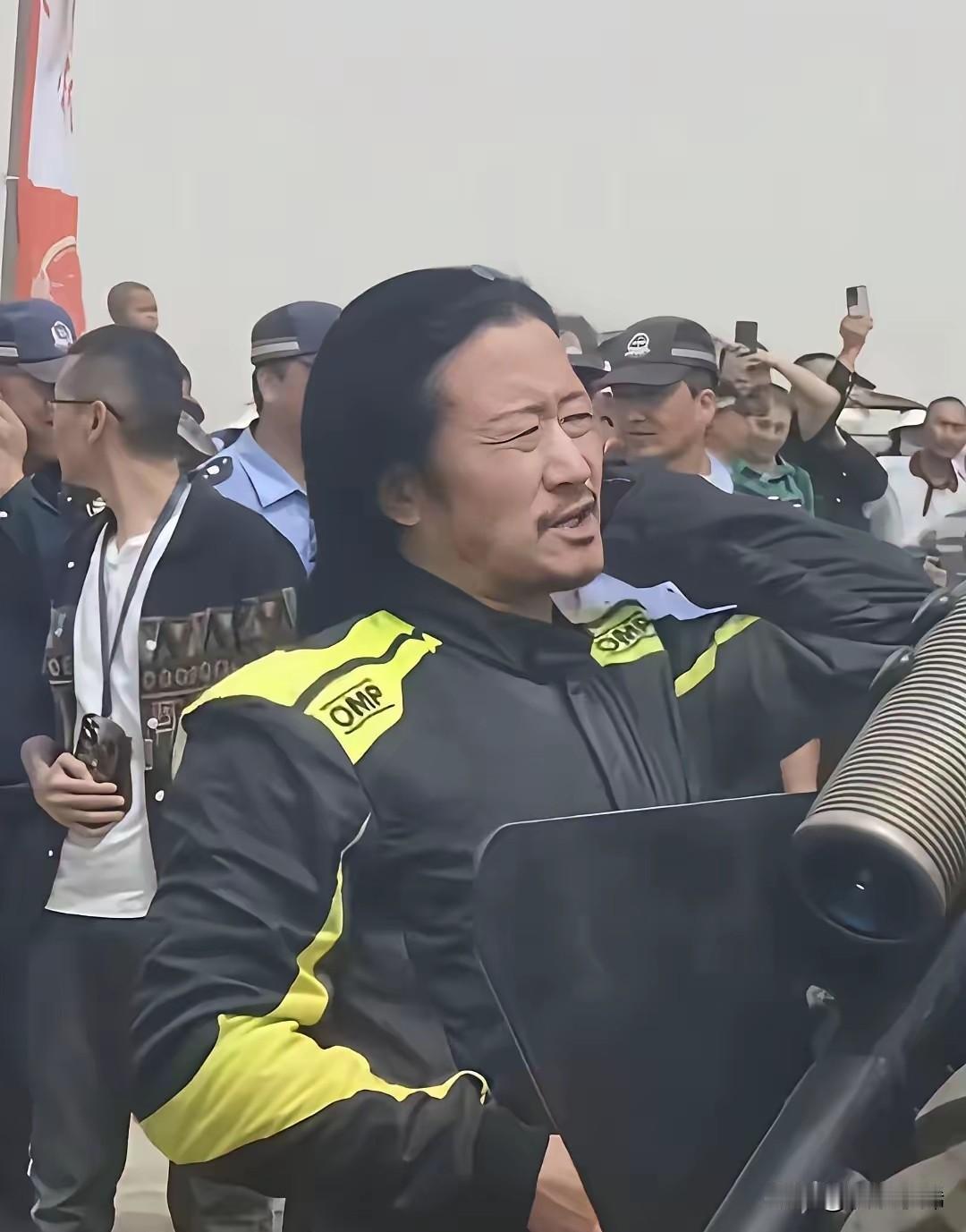 以前看吴京，总是一头利落短发，精神劲儿十足，笑起来自带阳光气场，浑身透着股自信劲