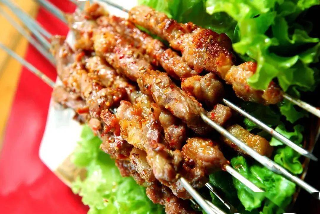淄博烧烤是怎么火的？这个问题的答案可以追溯到2022年五月份，当时济南疫情严重，