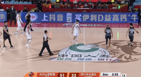 姜伟泽被驱逐出场一点儿也不冤。他完全是心态失衡的。那个三分投篮明显岔开双腿。即便