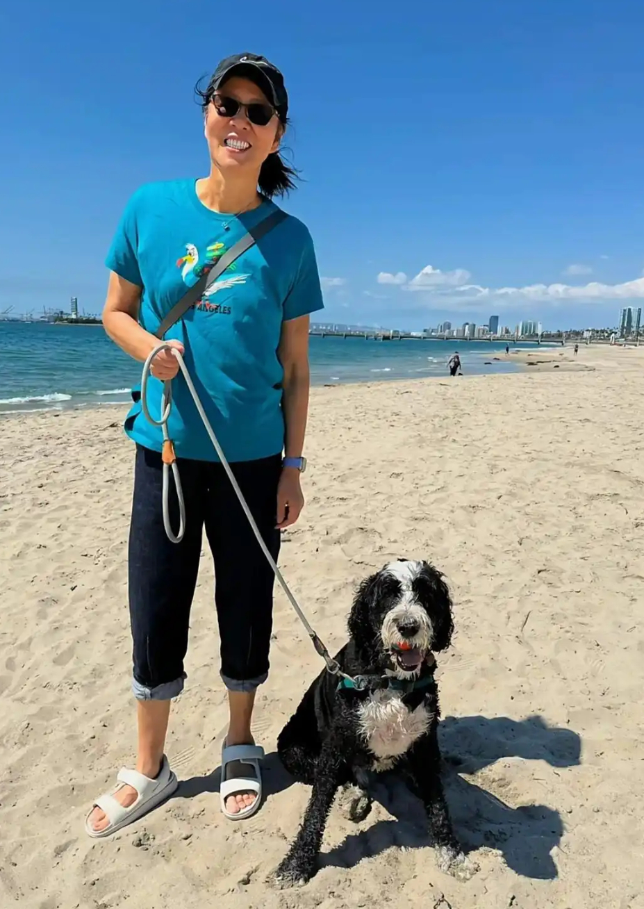 65岁郎平退休在美生活好滋润，和女儿海边遛狗，母女俩同框像姐妹！ ​​​