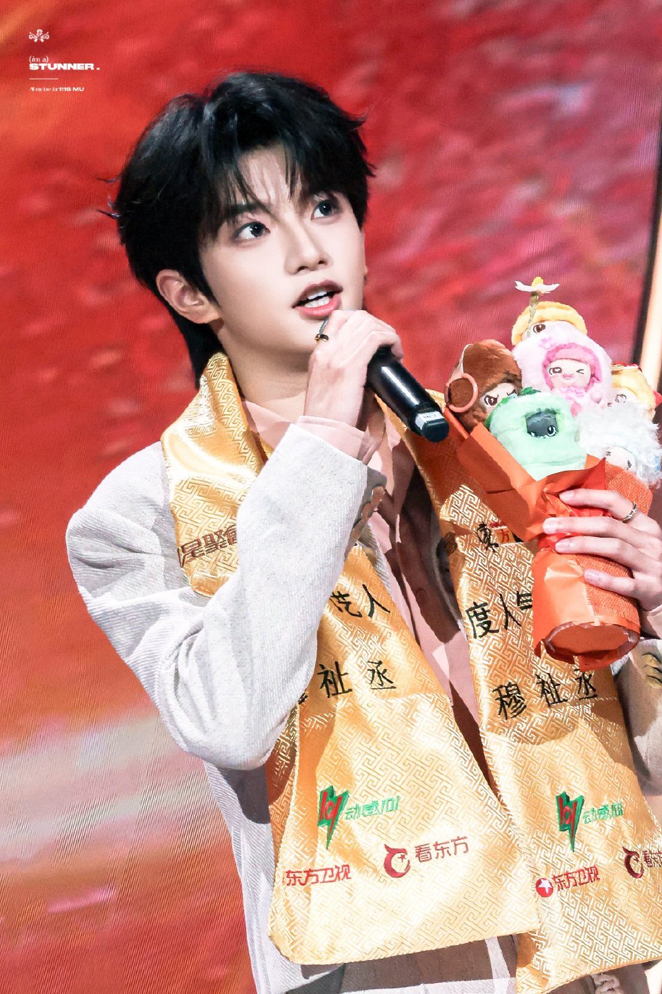 穆祉丞年度人气艺人罗意威活动局部宇宙诸暨站巡演刚结束连轴转奔赴东方风云榜彩排红毯