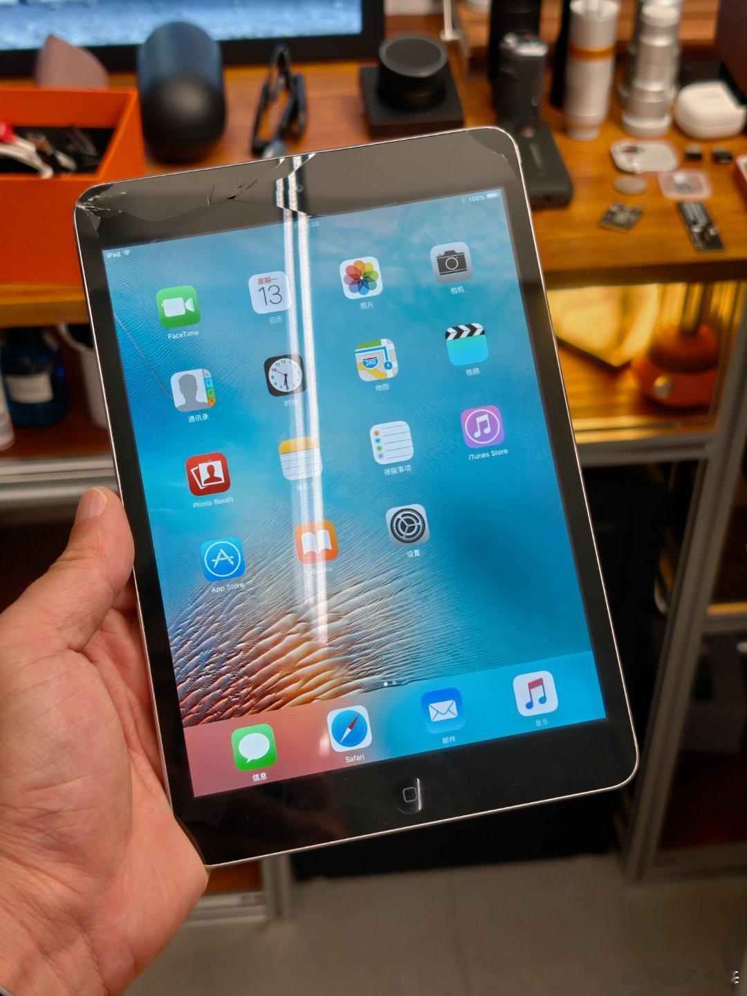 本来打算拿这个iPad Mini做一个电子相框。软件都写好了，结果刚才没拿稳，掉