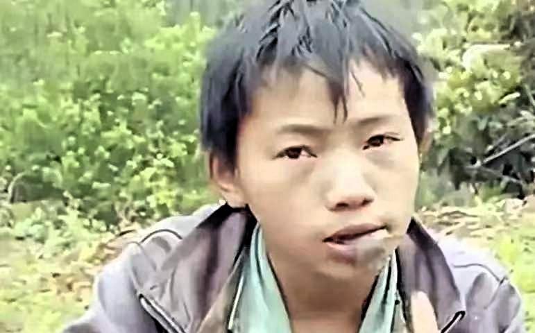 广西6岁男孩，父亲意外去世，母亲抛弃他带着弟弟离开，为了生存，他挖野菜、采野果，