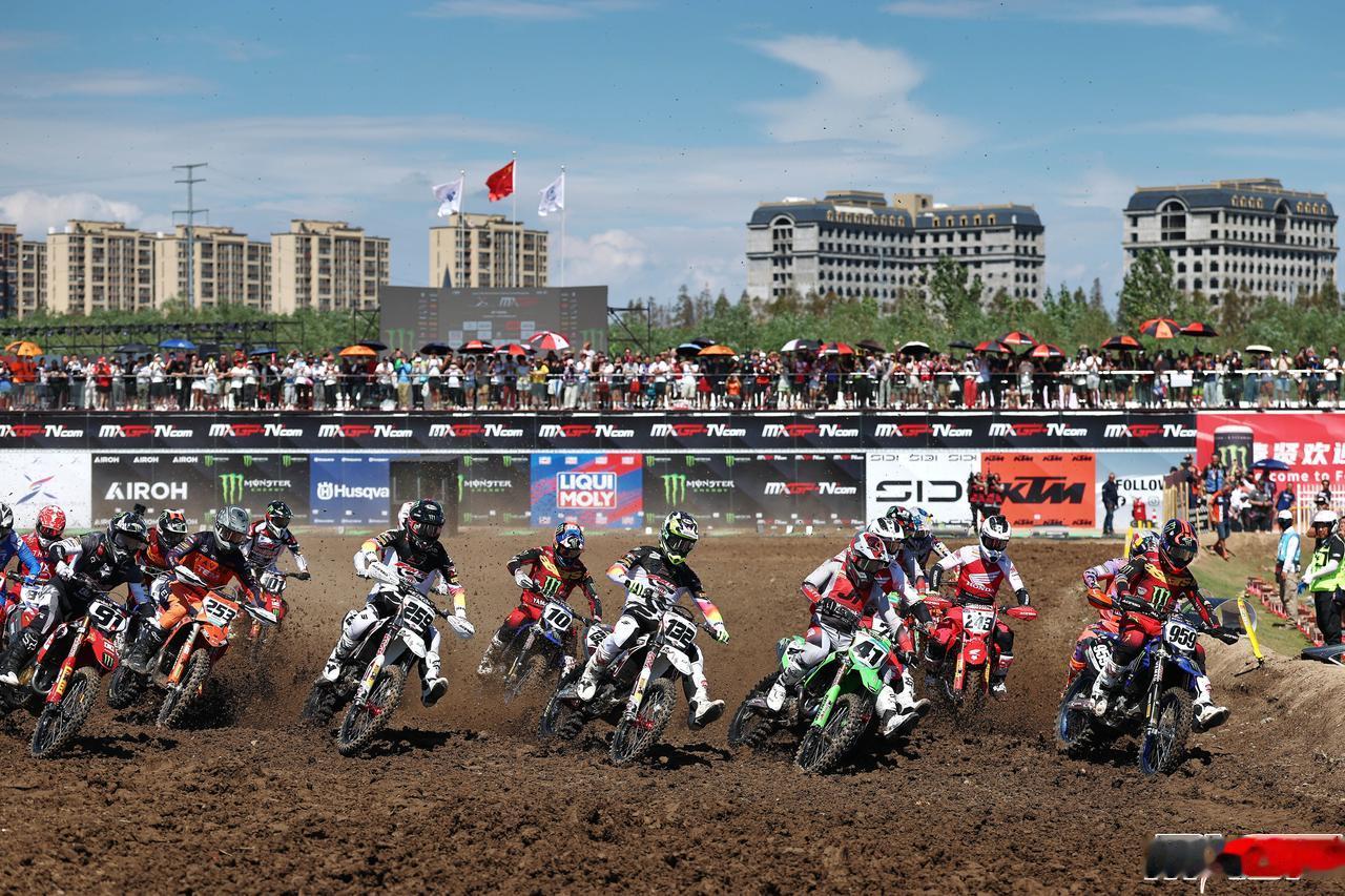 仔细研究MXGP瑞典赛道不难发现，湿滑泥地对骑行技术要求极高。车手不能猛踩油门，