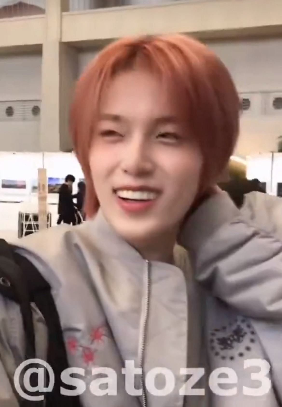 我发现他害羞了特别喜欢摸他的毛 