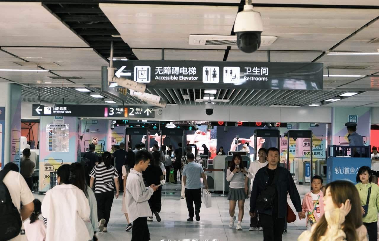 已来临，早高峰期间，请有序排队搭乘扶梯，乘车请先下后上注意安全哦~