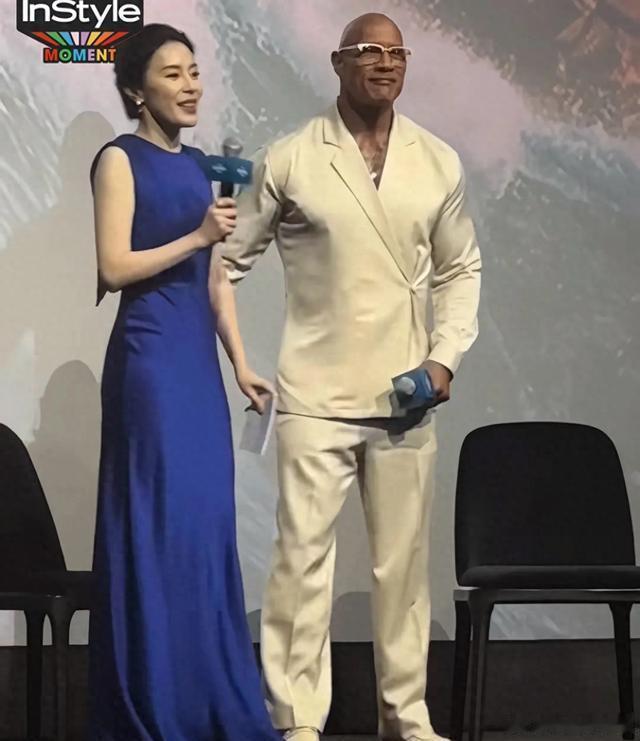 巨石强森现身上海大变样，肌肉山暴瘦惹争议，硬汉老去为何遭群嘲 