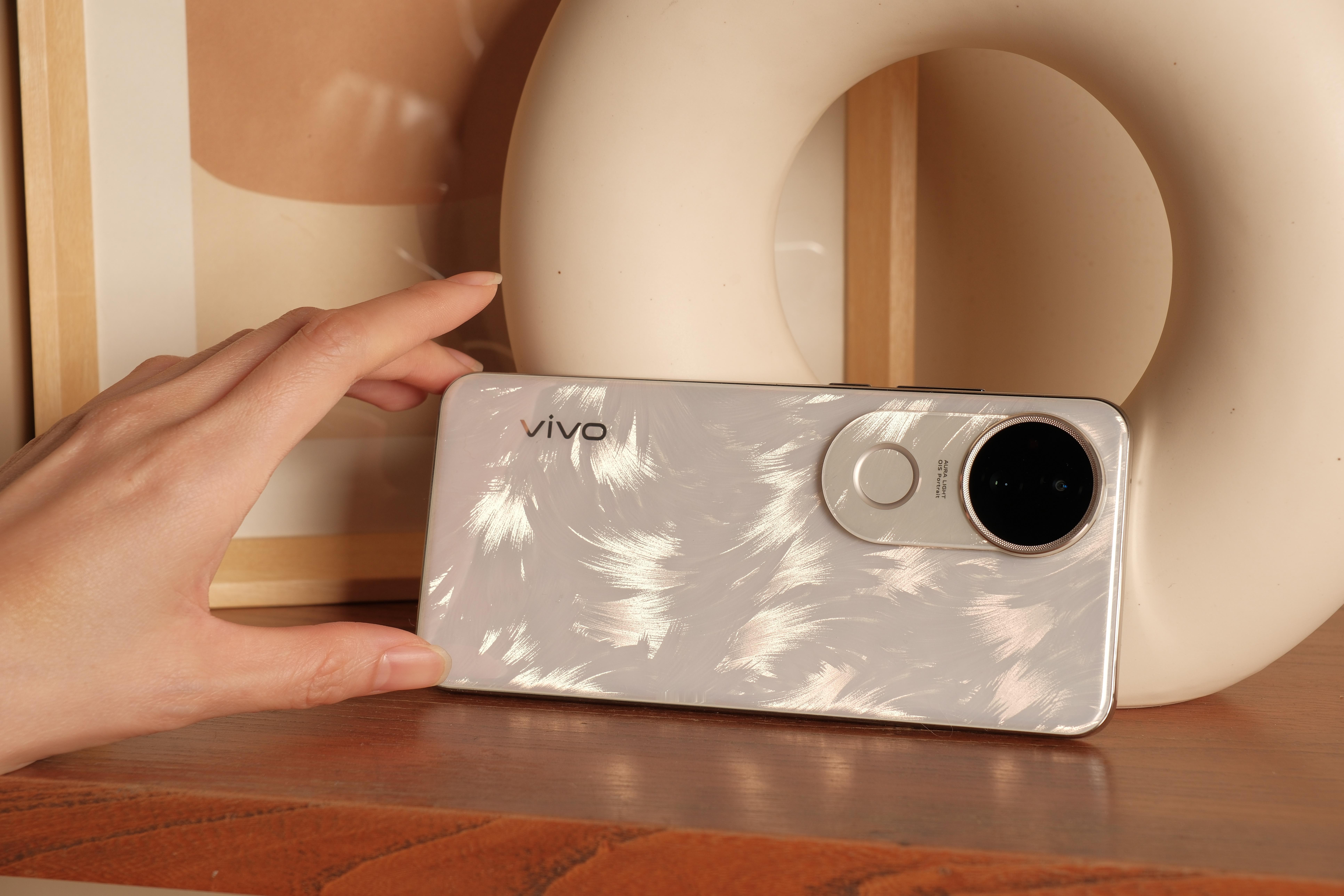 来自 vivo 全新推出的 S20 凤羽金配色，以一组金色视觉来传达美好寓意  