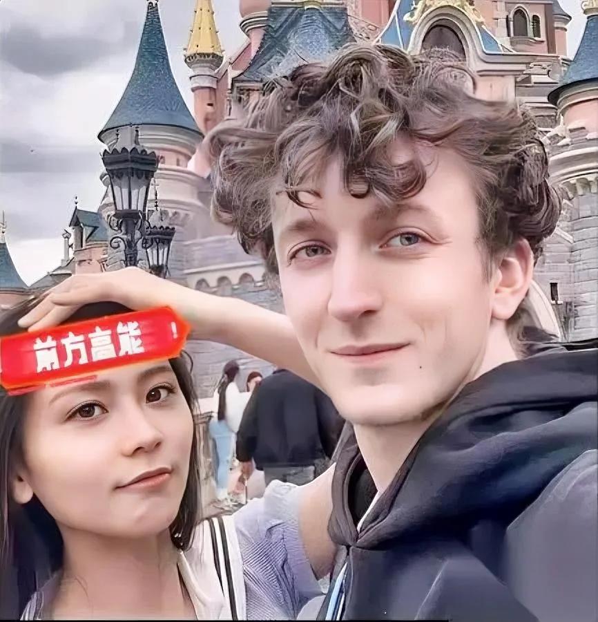 昨天刷到个视频

给我气笑了

一个留学姑娘蹲在路边哭得直抽抽，谈了两年的外国男