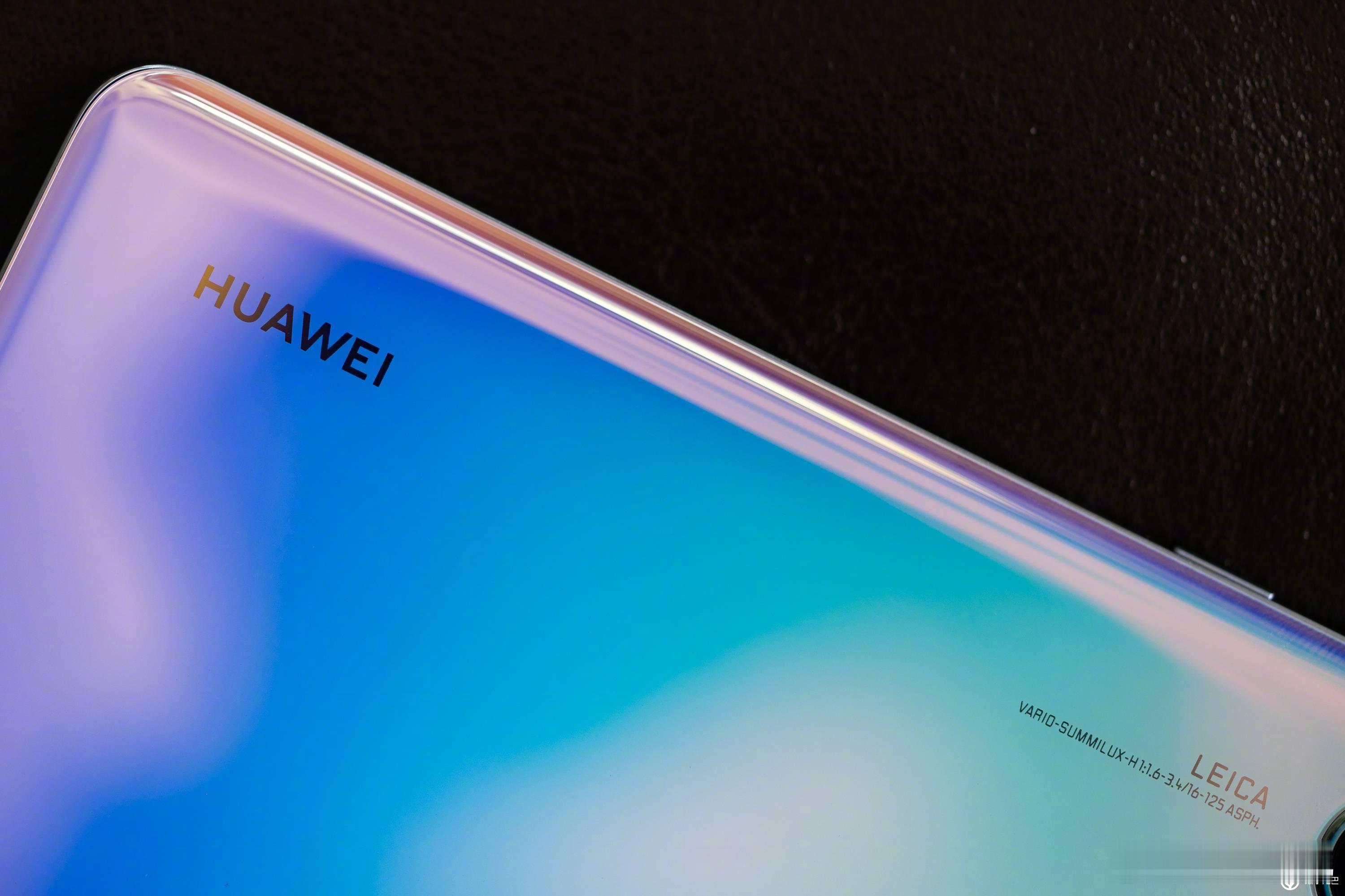 华为 Pura 90 的橘子海渐变配色的设计，有没有梦回 P20 Pro 极光色