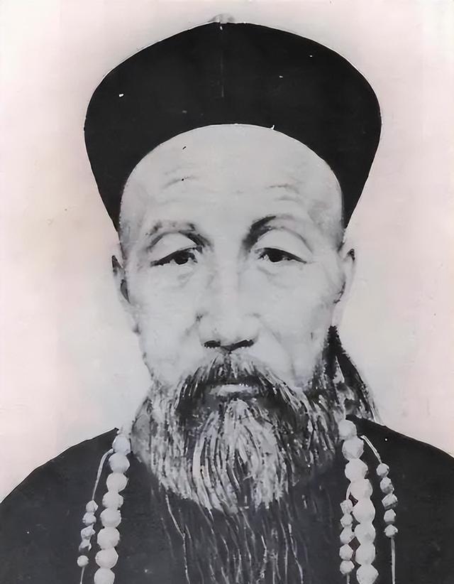 曾国藩咽气那晚，最吓人的不是办丧事，而是那声通报：“左宗棠大人的挽联到了。”曾国