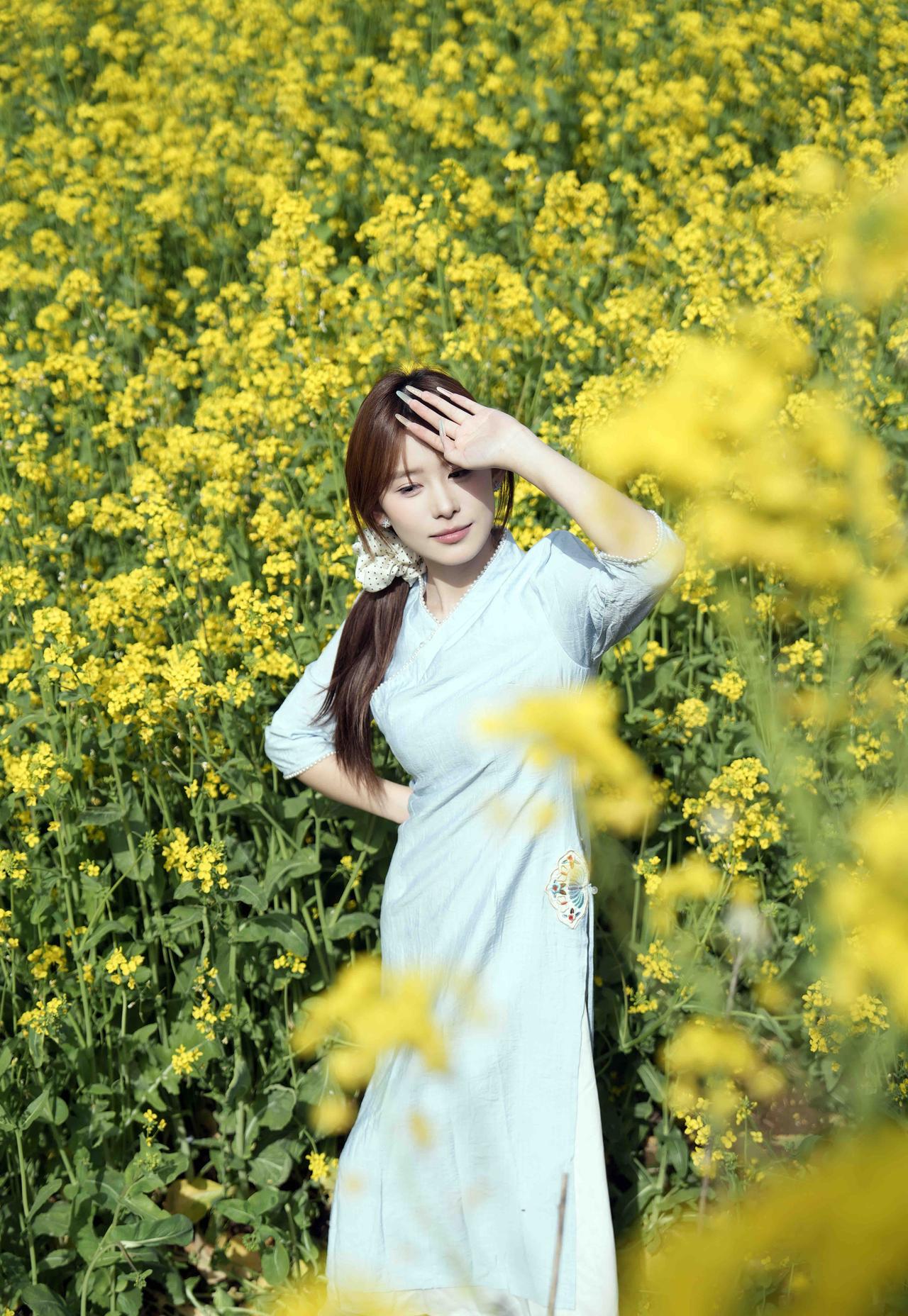 春日野花田，少女轻纱裙，微风拂面来，笑语盈盈间。